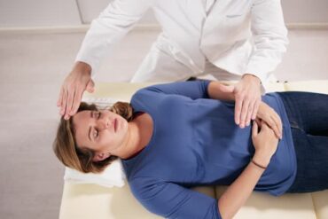 Tusea nu cedează? Corpul tău poate avea nevoie de altceva decât siropuri